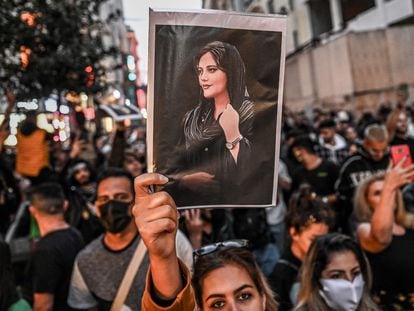 Una manifestante mostraba una foto de Mahsa Amini durante una protesta en Estambul, en septiembre de 2022.