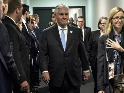 El secretario de Estado de EE UU, Rex Tillerson, se dirige a la reunión con su homólogo ruso, Serguéi Lavrov, durante el G20 celebrado en Bonn (Alemania) el jueves.