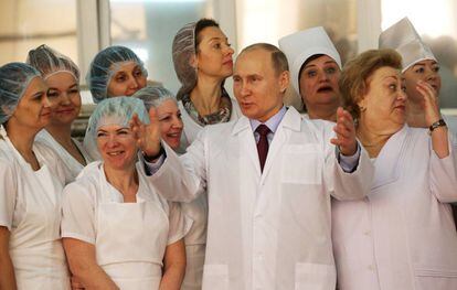 Putin empatiza con un grupo de trabajadoras, el pasado mes de 7 de marzo, en una f&aacute;brica de reposter&iacute;a de Samara.