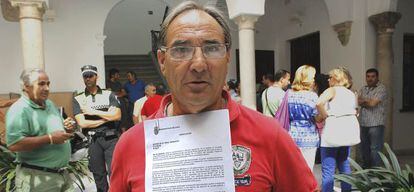 Francisco Bellido de la Vega, trabajador del Ayuntamiento de Jerez, muestra su carta de despido.