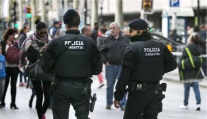 Agentes de los Mossos en el Portal de l&rsquo;&Agrave;ngel de Barcelona.