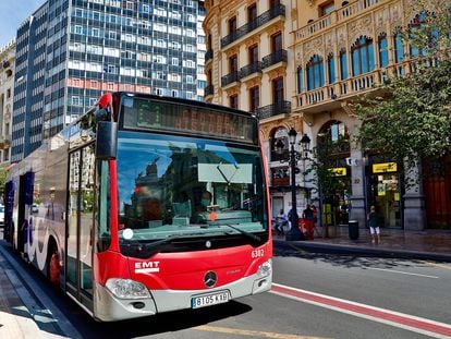 Un autobús de la EMT de Valencia a su paso por la plaza del Ayuntamiento.