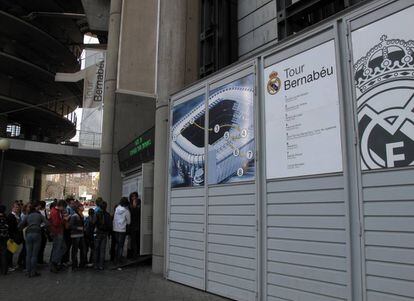 Turistas hacen cola para visitar el Estadio Santiago Bernabéu, en Madrid.