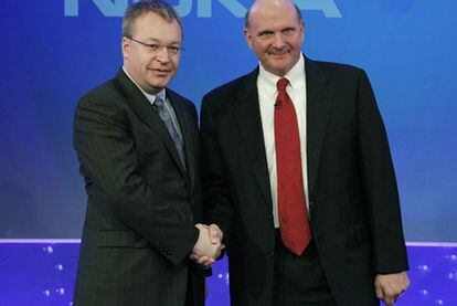 Stephen Elop, máximo responsable de Nokia y Steve Ballmer de Microssoft, durante el anuncio en Londres de su alianza, el pasado 11 de febrero de 2011.