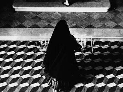 'Mujer rezando' (Nazaré, Portugal, 1961).