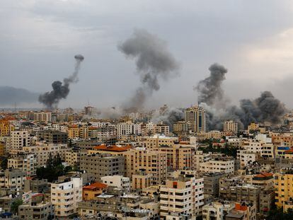 Nubes de humo marcan el impacto de bombardeos israelíes, este lunes en Ciudad de Gaza.