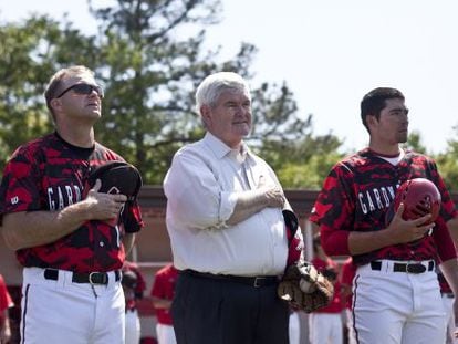 Newt Gingrich escucha el himno de EE UU antes del inicio de un partido de b&eacute;isbol ayer, en Carolina del Norte.