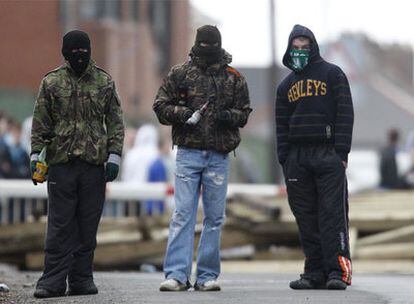 Jóvenes con <i>cócteles molotov</i> protestan tras las detenciones en el Ulster.