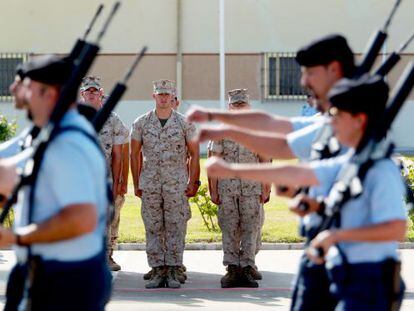 Soldados españoles del Ejercito del Aire desfilan en presencia de una formación de soldados del cuerpo de Marines norteamericanos en la base sevillana de Morón.