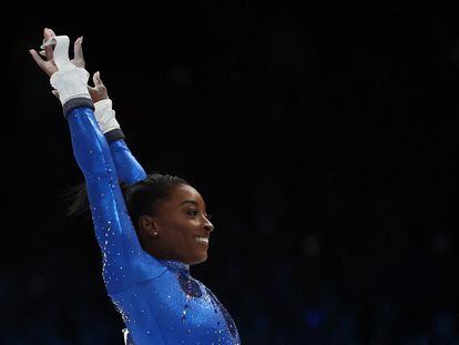 Simone Biles, durante una de sus rutinas en el Mundial de gimnasia, en Amberes (Bélgica), el viernes.