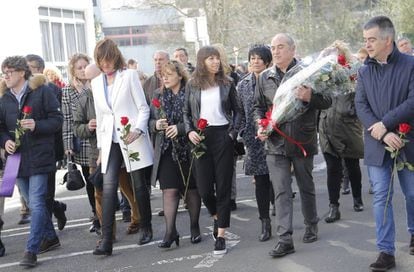 La secretaria general del PSE, Idoia Mendia con chaqueta blanca y Maddalen Iriarte, la primera a la derecha de la imagen con la hija de Isaias Carrasco.