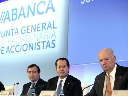 Los presidentes de Banesco, Juan Carlos Escotet (c), Abanca, Javier Etxeberr&iacute;a (d) y el consejero delegado, Pedro Botas.