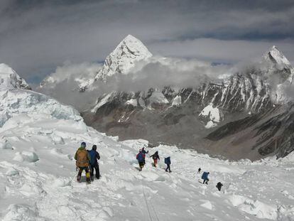 Varios alpinistas caminan cerca del Everest.