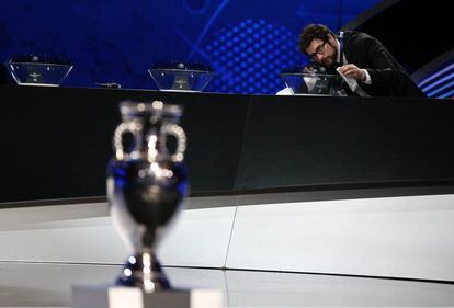 El trofeo de la Eurocopa preside la ceremonia del sorteo