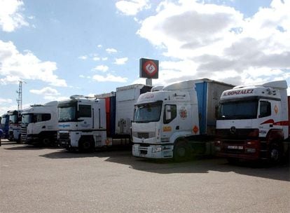 Una fila de camiones aparcados, en Badajoz.