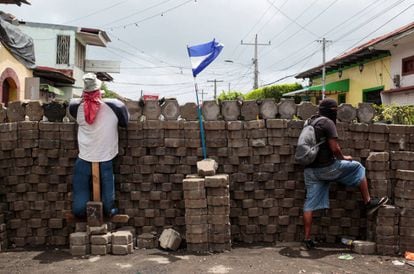 Un manifestante en una barricada en una comunidad indígena de Nicaragua.