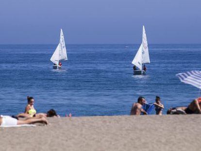 Ba&ntilde;istas en la playa de La Malagueta, en M&aacute;laga.