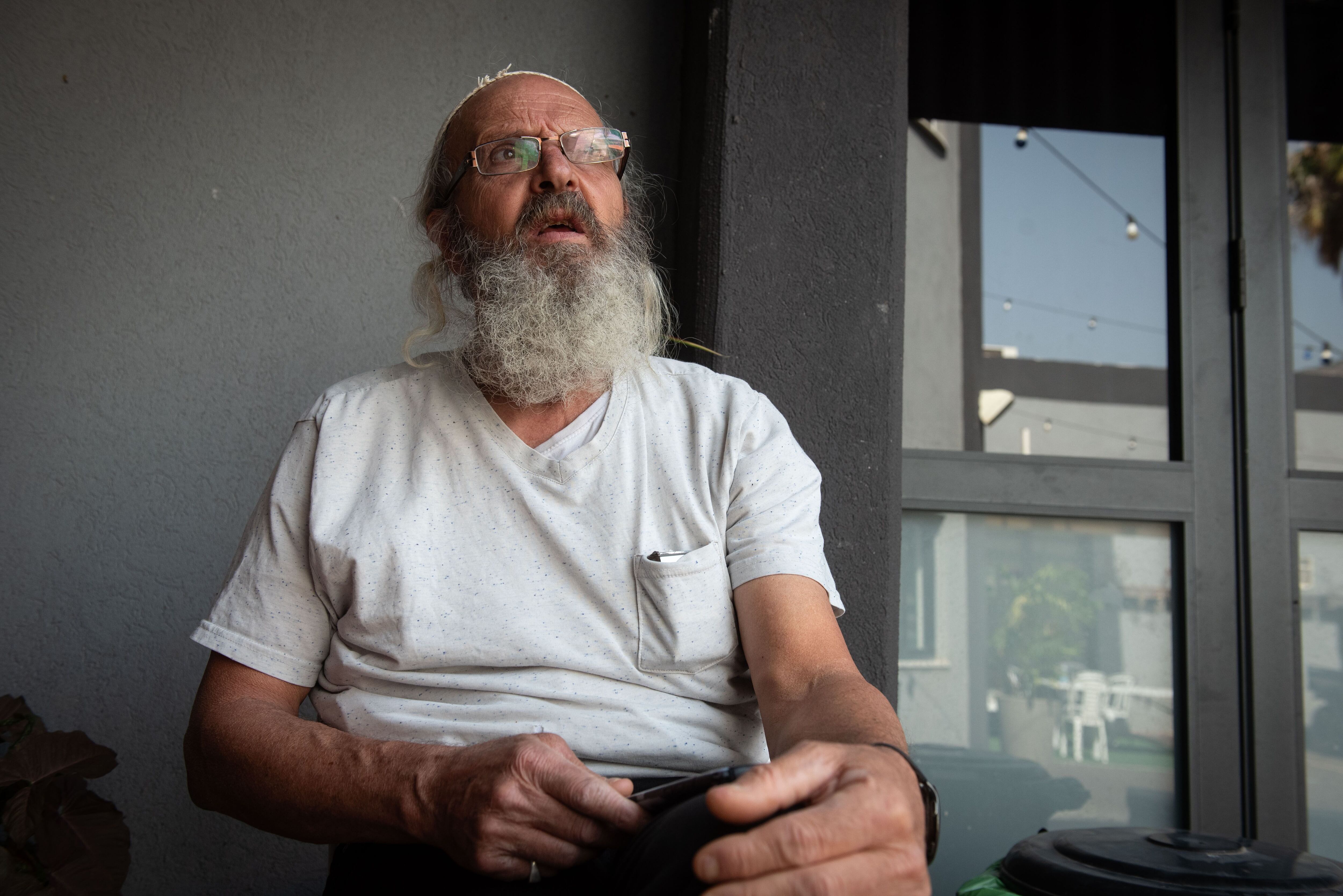 El vecino de Kyriat Shmona David Hatani, empleado de hostelería jubilado, que ha decidido quedarse en la ciudad pese a la orden de evacuación.