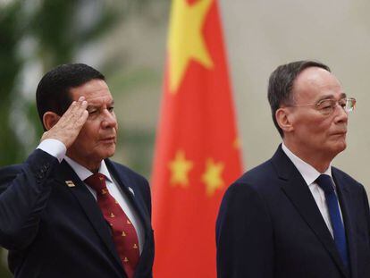 Mourao y el vicepresidente chino Wang Qishan, este jueves en Pekín.