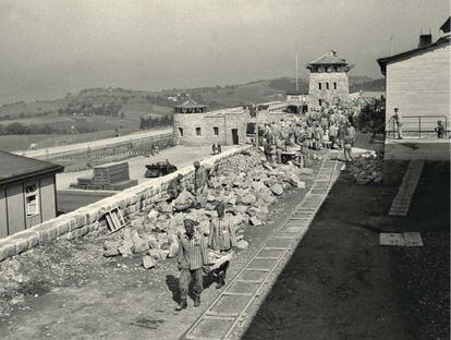 Construcció d'un mur a Mauthausen a principis del 1941. En primer terme, dos deportats espanyols.