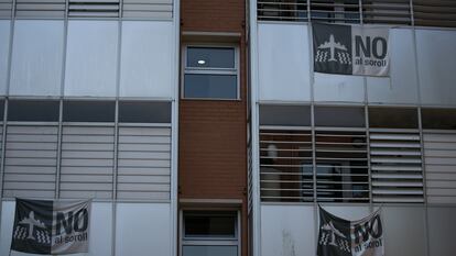 Pancartas contra el ruido producido por los aviones en un bloque de apartamentos.