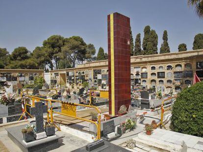 Trabajos en el monolito sobre la fosa de los fusilados en el cementerio de Paterna