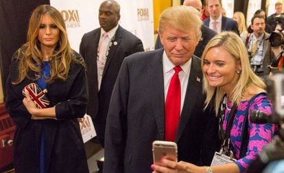 Donald Trump se hace una foto con una simpatizante durante la campaña presidencial.