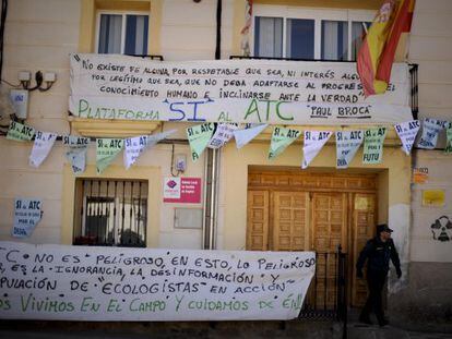 Pancartas en el Ayuntamiento de Villar de Ca&ntilde;as a favor de la instalaci&oacute;n del almac&eacute;n nuclear.