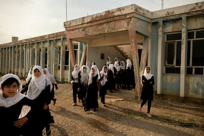 La fotógrafa Kiana Hayeri salió de Afganistán rumbo a Doha el 15 de agosto, después de trabajar durante siete años en este país. Centrada en la situación de las mujeres y los niños afganos, esta imagen la tomó el 5 de mayo pasado en la escuela femenina Marshal Dostum, en Sheberghan. Esta ciudad fue tomada por los talibanes el 6 de agosto.