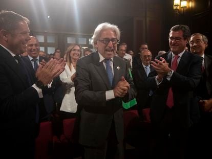 El presidente de Foment del Treball, Josep Sanchez Llibre, aplaudido por su homónimo en CEOE, Antonio Garamendi, a su derecha, este lunes.