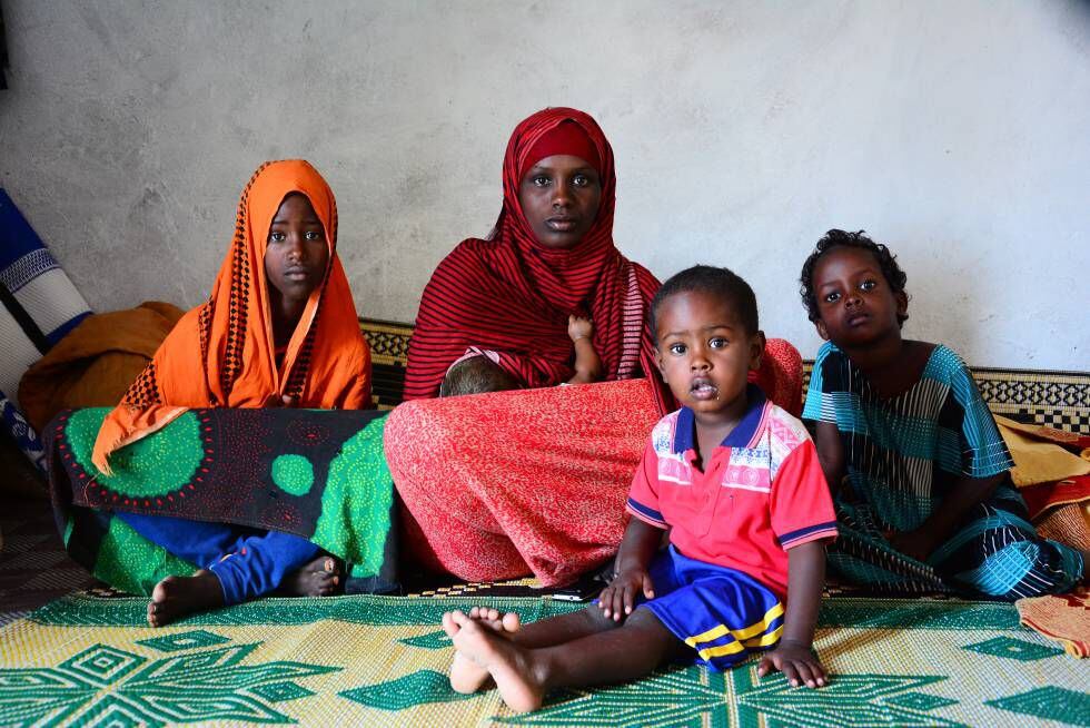 Ubah, de 33 años, posa con cuatro de sus seis hijos en el campo de refugiados de Puntland, Somalia.