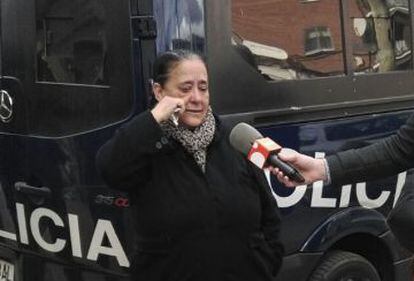 Antonia Huertos llora durante su desahucio.