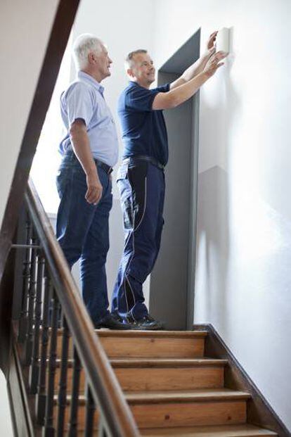 Instalaci&oacute;n de un aparato en la escalera para leer los contadores. &nbsp;