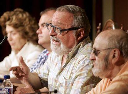 Carmen Iglesias, Carlos Martínez, Fernando Savater y Álvaro Pombo, en la presentación del manifiesto.