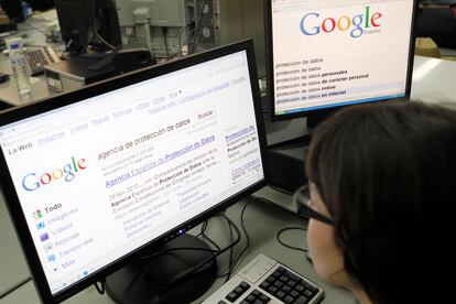 Una usuaria busca en Google una página sobre la agencia de protección de datos.