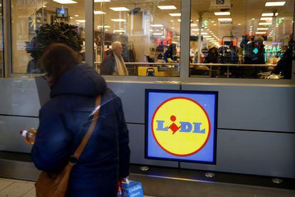 una mujer pasa frente a un supermercado Lidl