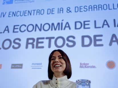 La ministra de Ciencia, Innovación y Universidades, Diana Morant, durante la clausura de un acto de la Cátedra de Inteligencia Artificial de la Universitat de València. EFE/Biel Aliño