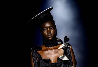 Una modelo vestida con ropa de la firma Brain & Beast, este sábado en la Mercedes Benz Fashion Week de Madrid.