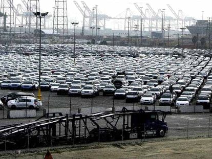 Vehículos de Toyota esperan en las dependencias del puerto de Long Beach, en California, para ser exportados.