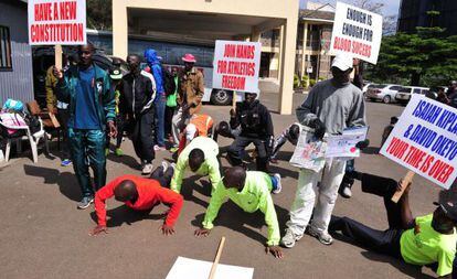 Atletas kenianos protestan contra la corrupción ante la sede de su federación en Nairobi la semana pasada.