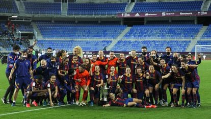 Las jugadoras del Barcelona celebran el título de la Copa de la Reina tras derrotar al EDF Logroño por 3-0 este sábado en La Rosaleda.