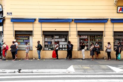 Clientes esperan una fila en Sao Paulo.