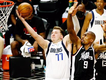 Doncic lanza pese a la oposición de Ibaka.