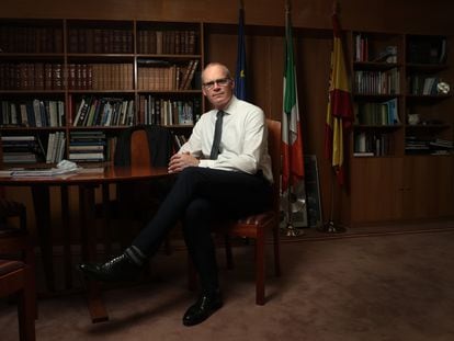 El ministro de Exteriores y Defensa de Irlanda, Simon Coveney, el 13 de mayo en la Embajada en Madrid.