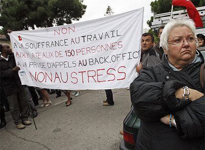 Trabajadores de France Telecom se manifiestan contra la compañía.