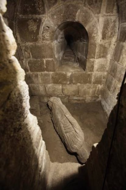 Escultura del supuesto profeta en el lugar en el que se encontró dentro de la torre.