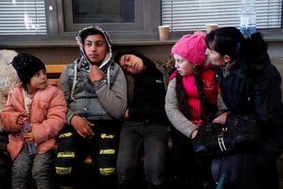 Refugiados ucranios esperan en  Zahony (Hungría). 