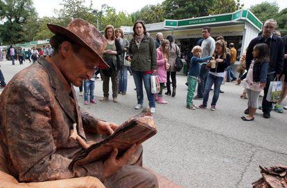 "Homenaje al libro que nos leían nuestros abuelos...", título de esta estatua viviente en el Retiro.