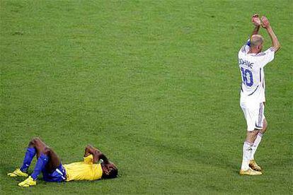 Zé Roberto se lamenta tirado en el césped mientras Zidane aplaude a los seguidores franceses.