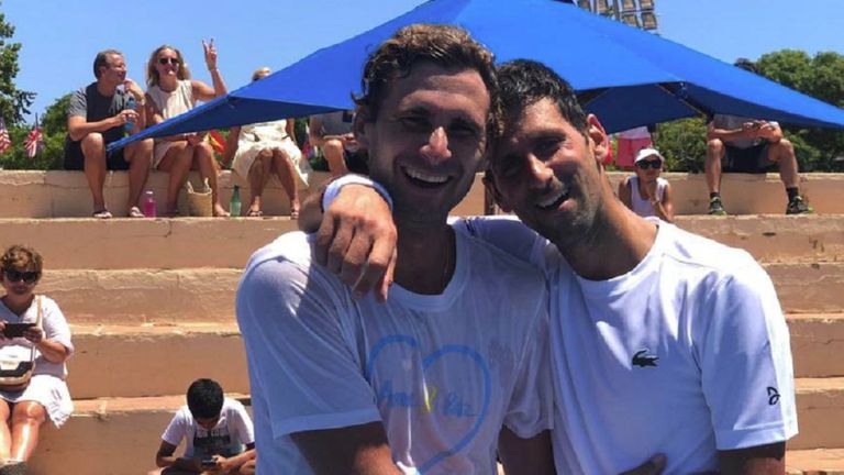Novak Djokovic junto a su hermano menor (Marko) tras un entrenamiento en Marbella en 2019.